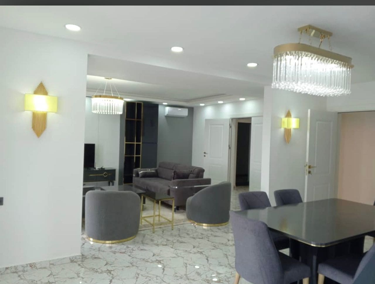 Appartement à louer - Yaoundé, Bastos, Bastos centre PRIX A la NUITÉE.   4 chambres - 1 salon(s), 4 chambre(s), 4 salle(s) de bains - 400 000 FCFA / mois