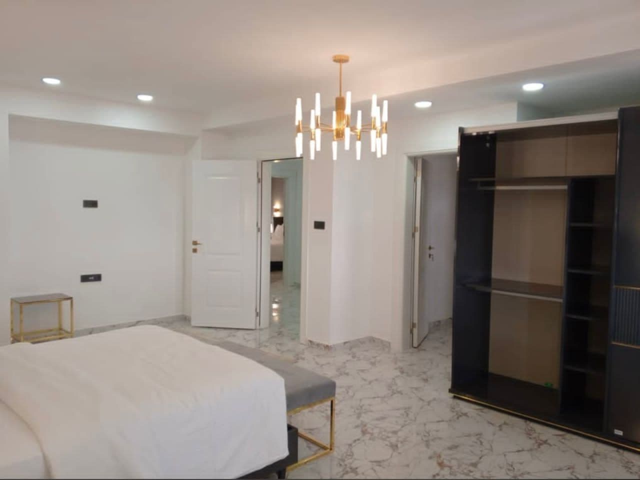 Appartement à louer - Yaoundé, Bastos, Bastos centre PRIX A la NUITÉE.   4 chambres - 1 salon(s), 4 chambre(s), 4 salle(s) de bains - 400 000 FCFA / mois