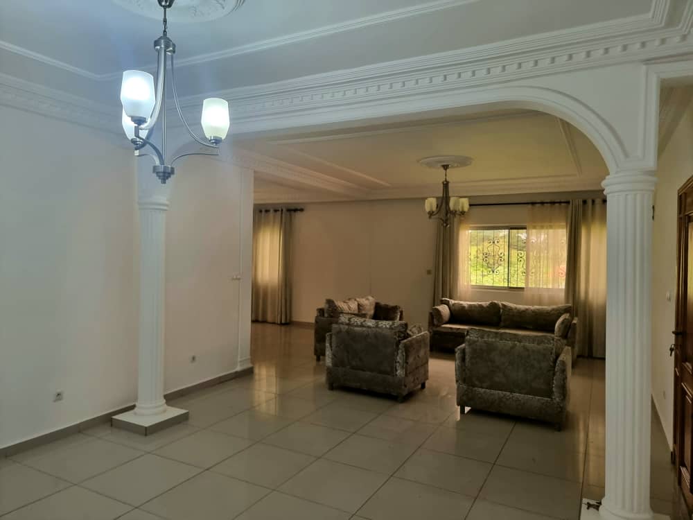 Apartment to rent - Yaoundé, Bastos, Quartier Golf - 1 living room(s), 3 bedroom(s), 3 bathroom(s) - 750 000 FCFA / month