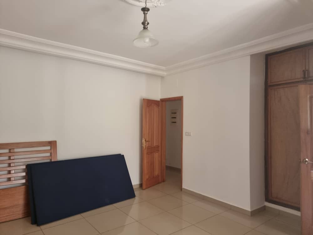 Apartment to rent - Yaoundé, Bastos, Quartier Golf - 1 living room(s), 3 bedroom(s), 3 bathroom(s) - 750 000 FCFA / month