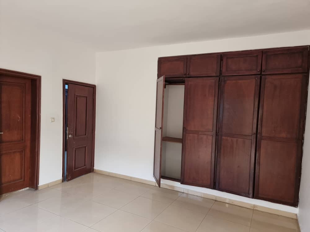 Apartment to rent - Yaoundé, Bastos, Quartier Golf - 1 living room(s), 3 bedroom(s), 3 bathroom(s) - 850 000 FCFA / month