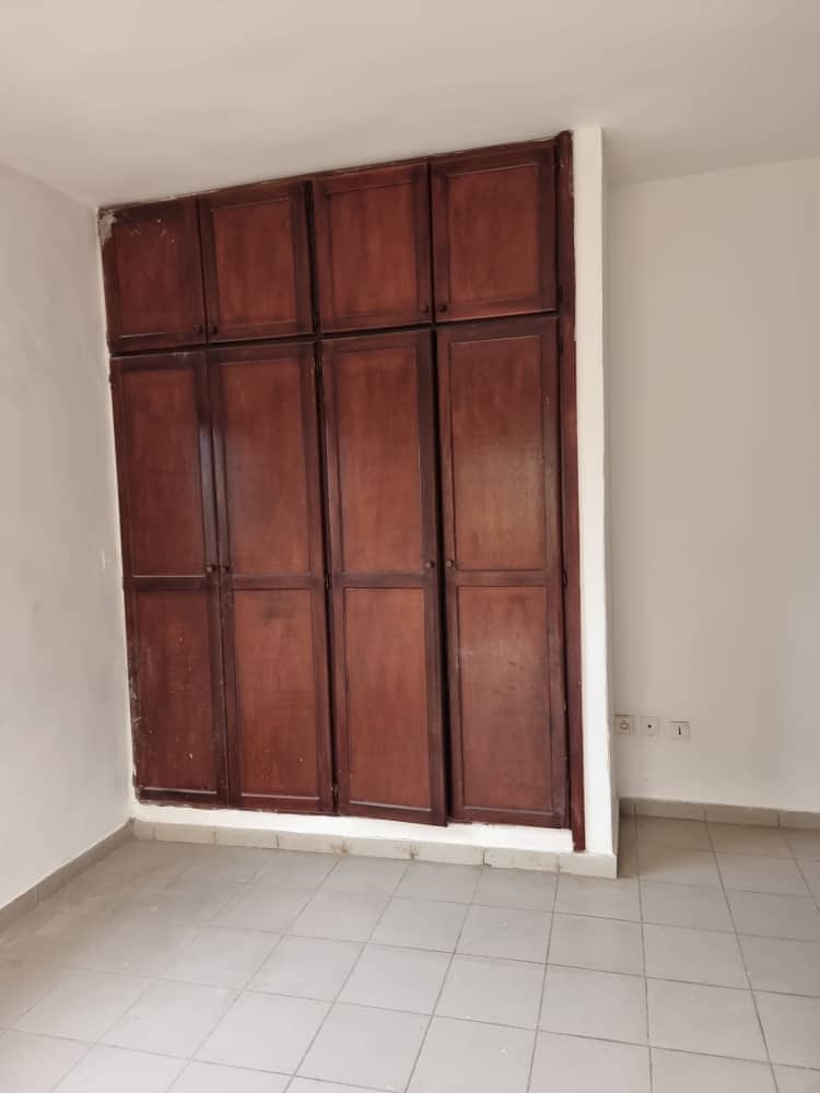Apartment to rent - Yaoundé, Bastos, Quartier Golf - 1 living room(s), 3 bedroom(s), 3 bathroom(s) - 850 000 FCFA / month