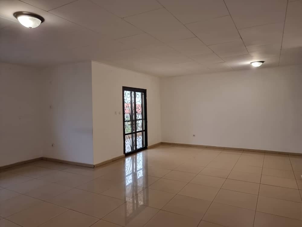 Apartment to rent - Yaoundé, Bastos, Quartier Golf - 1 living room(s), 3 bedroom(s), 3 bathroom(s) - 850 000 FCFA / month
