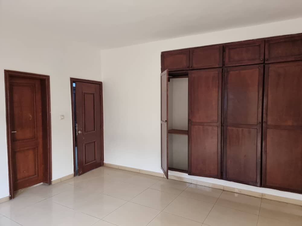 Apartment to rent - Yaoundé, Bastos, Quartier Golf - 1 living room(s), 3 bedroom(s), 3 bathroom(s) - 850 000 FCFA / month