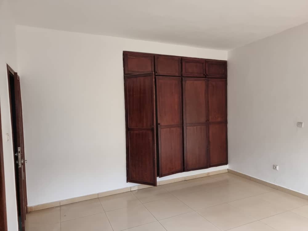 Apartment to rent - Yaoundé, Bastos, Quartier Golf - 1 living room(s), 3 bedroom(s), 3 bathroom(s) - 850 000 FCFA / month