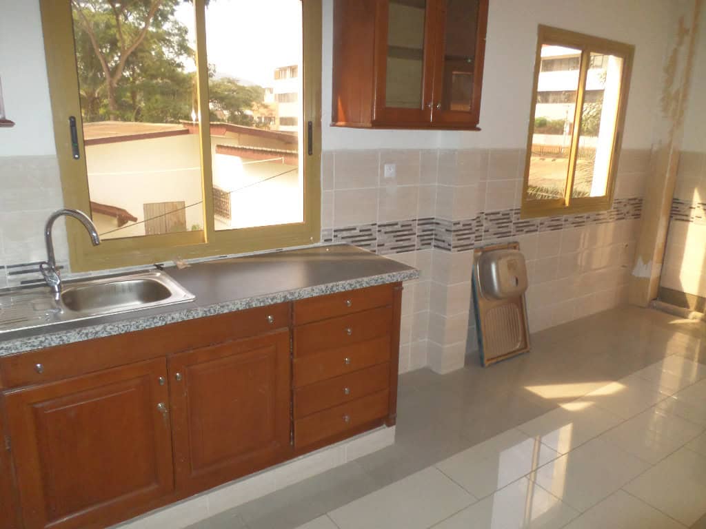 Appartement à louer - Yaoundé, Bastos, Dragage - 1 salon(s), 3 chambre(s), 3 salle(s) de bains - 900 000 FCFA / mois