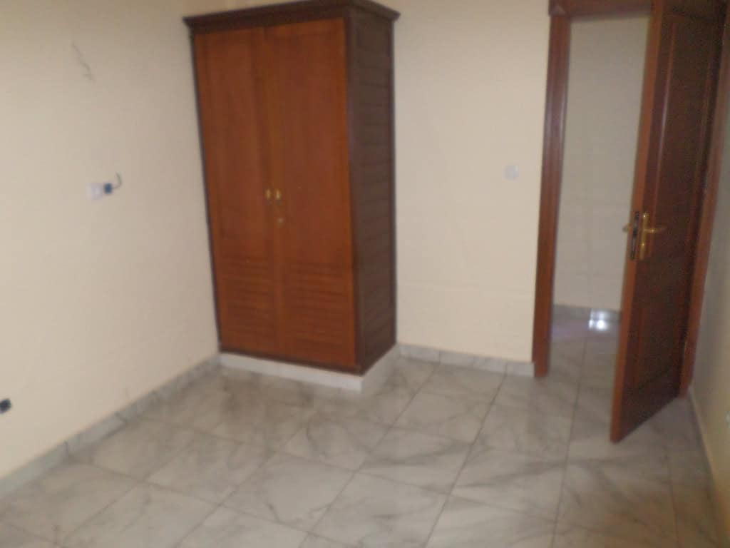 Appartement à louer - Yaoundé, Bastos, Dragage - 1 salon(s), 3 chambre(s), 3 salle(s) de bains - 900 000 FCFA / mois