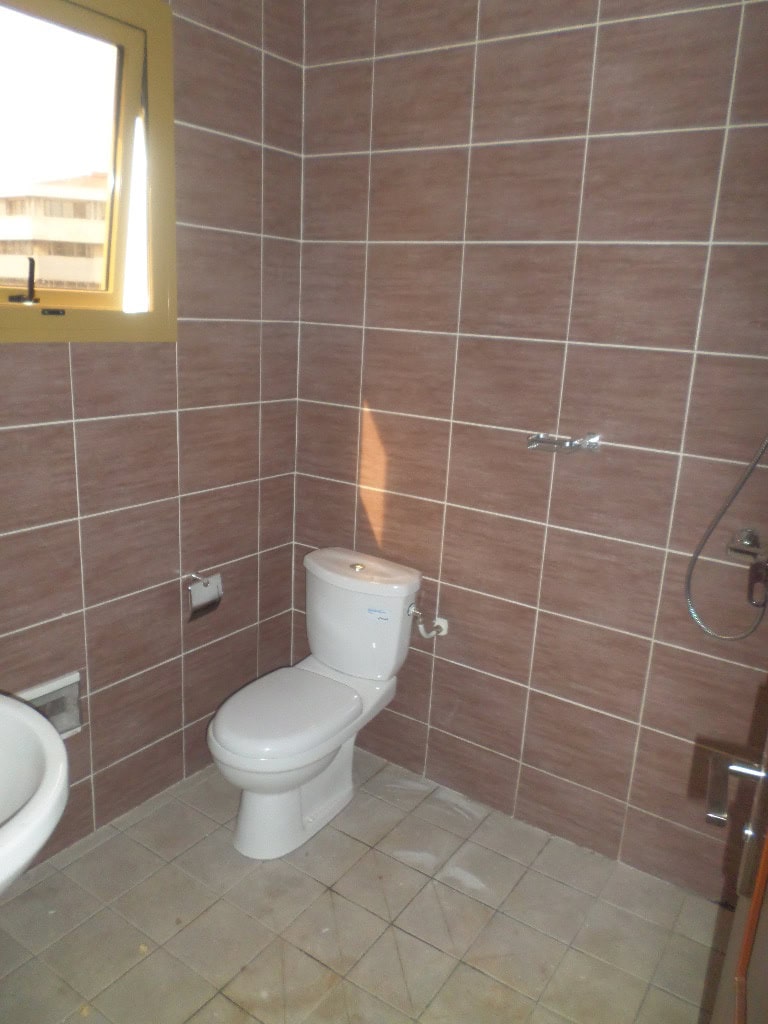 Appartement à louer - Yaoundé, Bastos, Dragage - 1 salon(s), 3 chambre(s), 3 salle(s) de bains - 900 000 FCFA / mois
