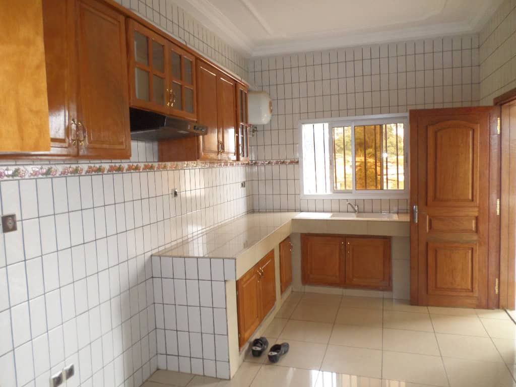Appartement à louer - Yaoundé, Bastos, Bastos - 1 salon(s), 3 chambre(s), 4 salle(s) de bains - 650 000 FCFA / mois