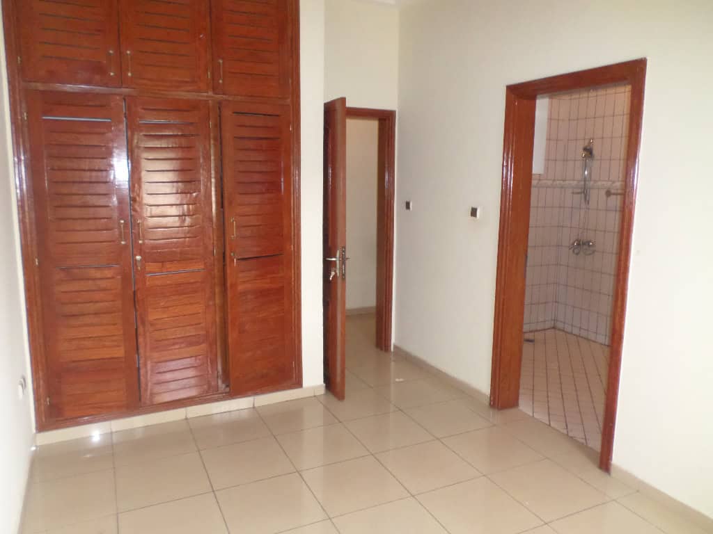 Appartement à louer - Yaoundé, Bastos, Bastos - 1 salon(s), 3 chambre(s), 4 salle(s) de bains - 650 000 FCFA / mois
