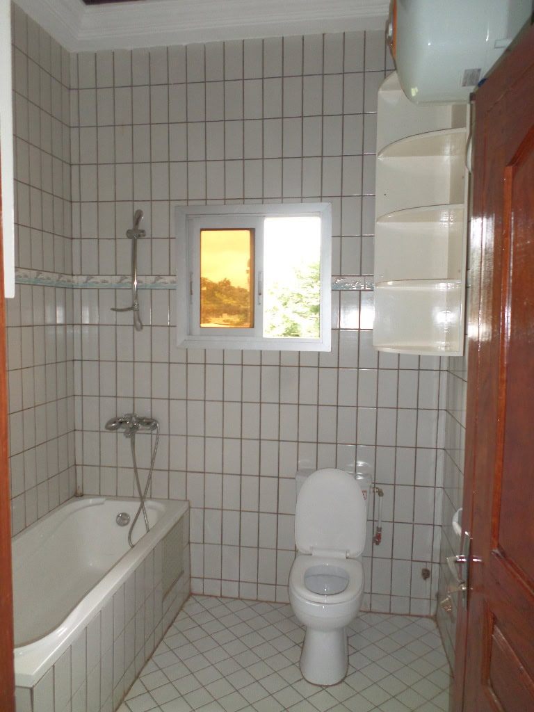 Appartement à louer - Yaoundé, Bastos, Bastos - 1 salon(s), 3 chambre(s), 4 salle(s) de bains - 650 000 FCFA / mois
