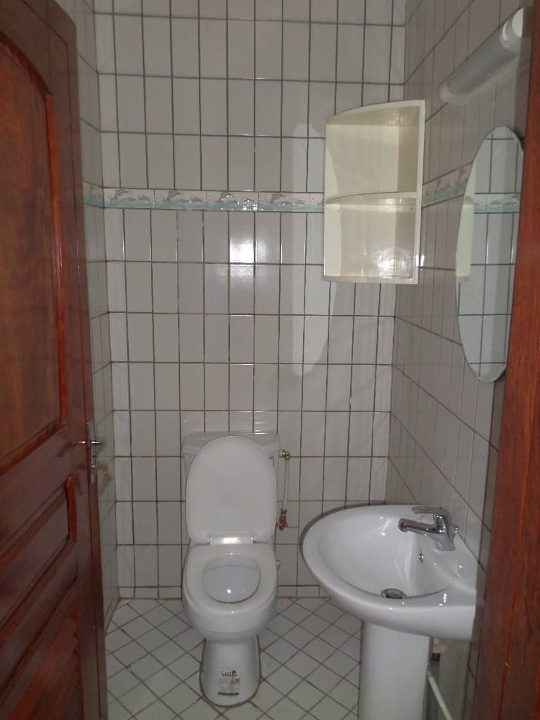 Appartement à louer - Yaoundé, Bastos, Bastos - 1 salon(s), 3 chambre(s), 4 salle(s) de bains - 650 000 FCFA / mois