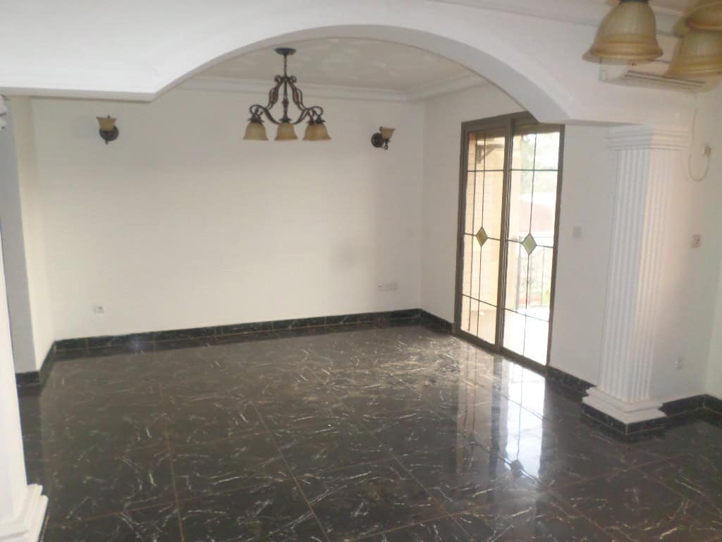 Apartment to rent - Yaoundé, Bastos, Bastos - 1 living room(s), 2 bedroom(s), 3 bathroom(s) - 650 000 FCFA / month