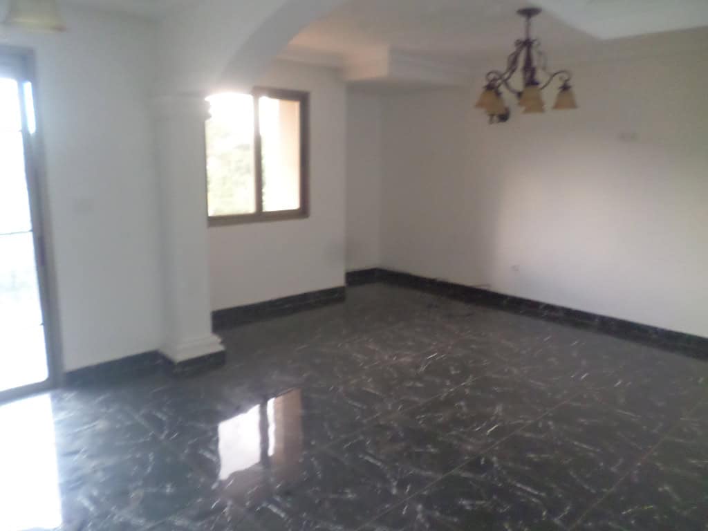 Appartement à louer - Yaoundé, Bastos, Bastos - 1 salon(s), 2 chambre(s), 3 salle(s) de bains - 650 000 FCFA / mois