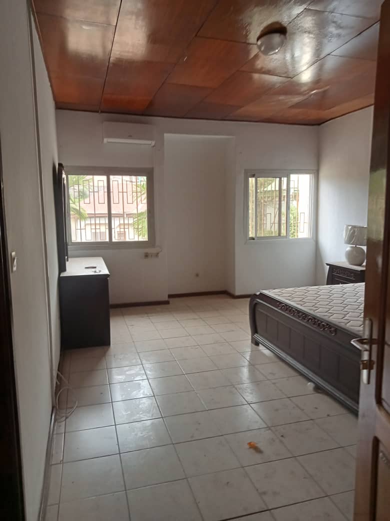 Bureau à louer à Yaoundé, Bastos, Bastos - 800 m2 - 1 700 000 FCFA