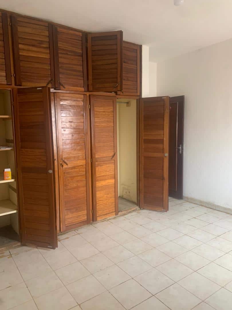 Office to rent at Yaoundé, Bastos, Bastos - 800 m2 - 2 500 000 FCFA