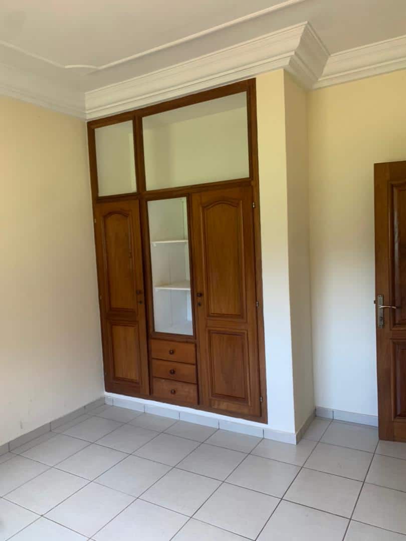 Apartment to rent - Yaoundé, Bastos, Bastos - 1 living room(s), 3 bedroom(s), 2 bathroom(s) - 400 000 FCFA / month