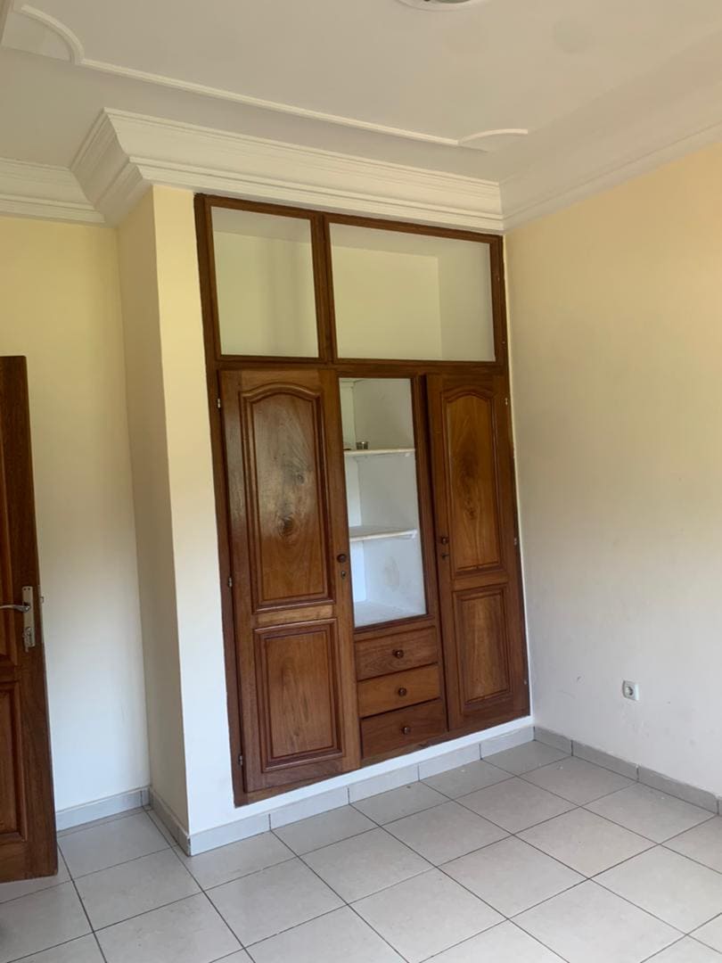 Apartment to rent - Yaoundé, Bastos, Bastos - 1 living room(s), 3 bedroom(s), 2 bathroom(s) - 400 000 FCFA / month