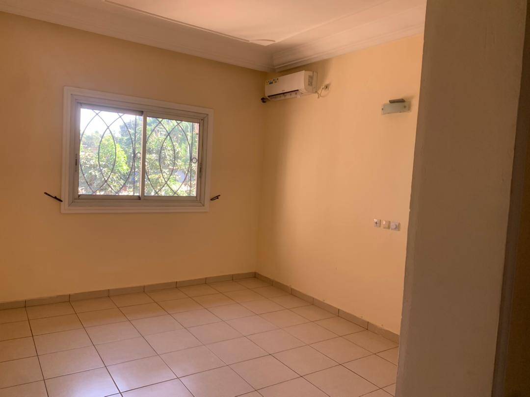 Apartment to rent - Yaoundé, Bastos, Bastos - 1 living room(s), 3 bedroom(s), 2 bathroom(s) - 400 000 FCFA / month