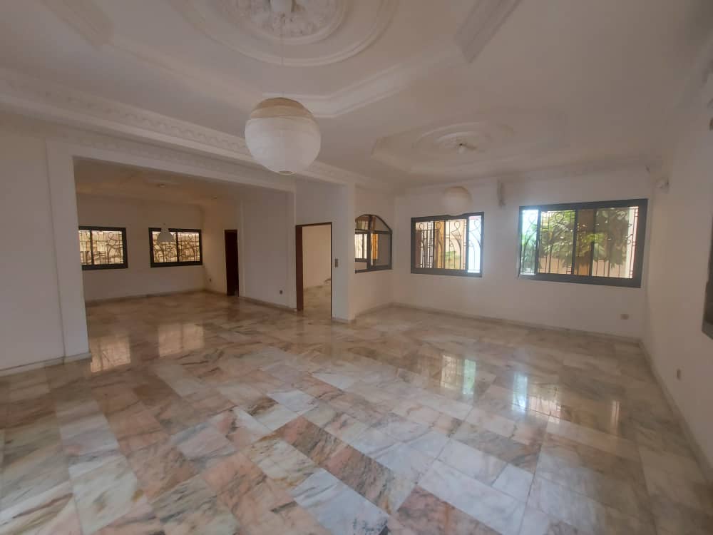 Office to rent at Yaoundé, Bastos, Bastos - 500 m2 - 2 500 000 FCFA