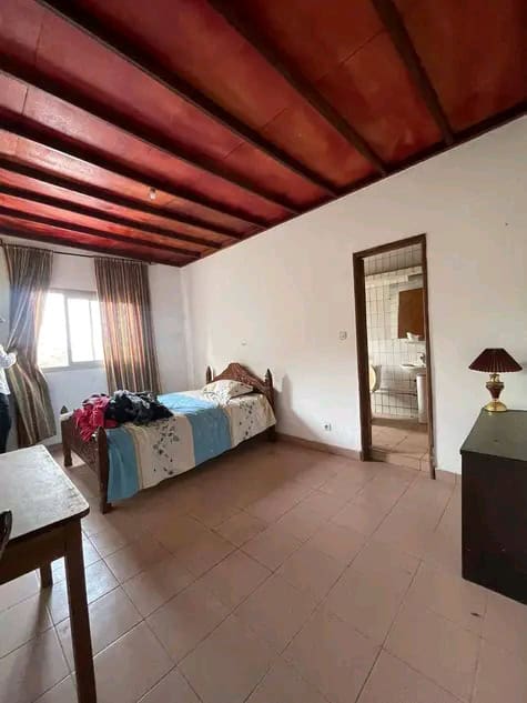 House (Duplex) to rent - Yaoundé, Mfandena, Omnisport - 2 living room(s), 5 bedroom(s), 5 bathroom(s) - 1 500 000 FCFA / month