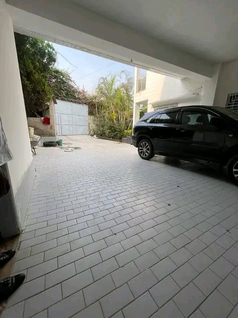 House (Duplex) to rent - Yaoundé, Mfandena, Omnisport - 2 living room(s), 5 bedroom(s), 5 bathroom(s) - 1 500 000 FCFA / month