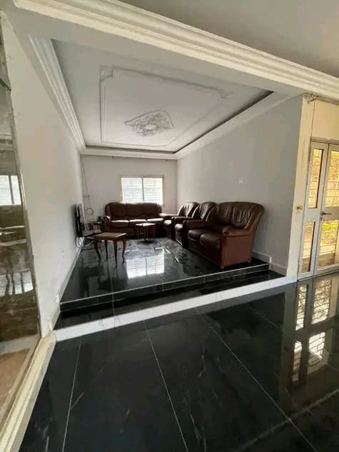 House (Duplex) to rent - Yaoundé, Mfandena, Omnisport - 2 living room(s), 5 bedroom(s), 5 bathroom(s) - 1 500 000 FCFA / month