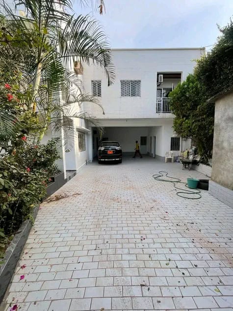 House (Duplex) to rent - Yaoundé, Mfandena, Omnisport - 2 living room(s), 5 bedroom(s), 5 bathroom(s) - 1 500 000 FCFA / month