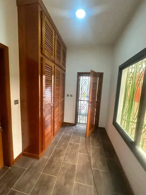 House (Duplex) to rent - Yaoundé, Bastos, Bastos - 2 living room(s), 5 bedroom(s), 6 bathroom(s) - 2 500 000 FCFA / month