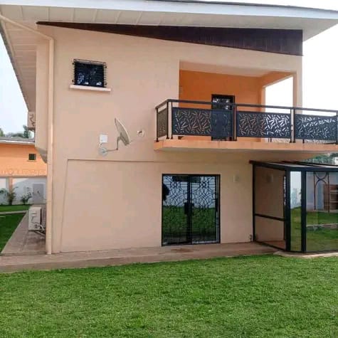 House (Duplex) to rent - Yaoundé, Bastos, Bastos - 2 living room(s), 5 bedroom(s), 6 bathroom(s) - 2 500 000 FCFA / month