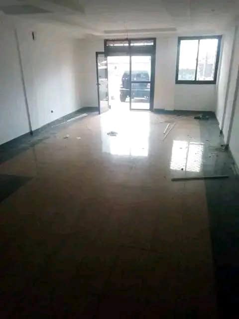 Shop to rent at Yaoundé, Quartier Fouda, Fouda -  m2 - 300 000 FCFA
