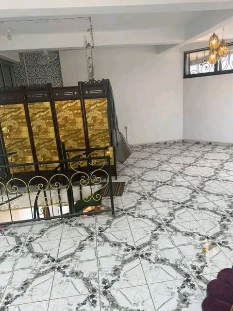 Shop to rent at Yaoundé, Centre commercial, Centre ville - 100 m2 - 500 000 FCFA