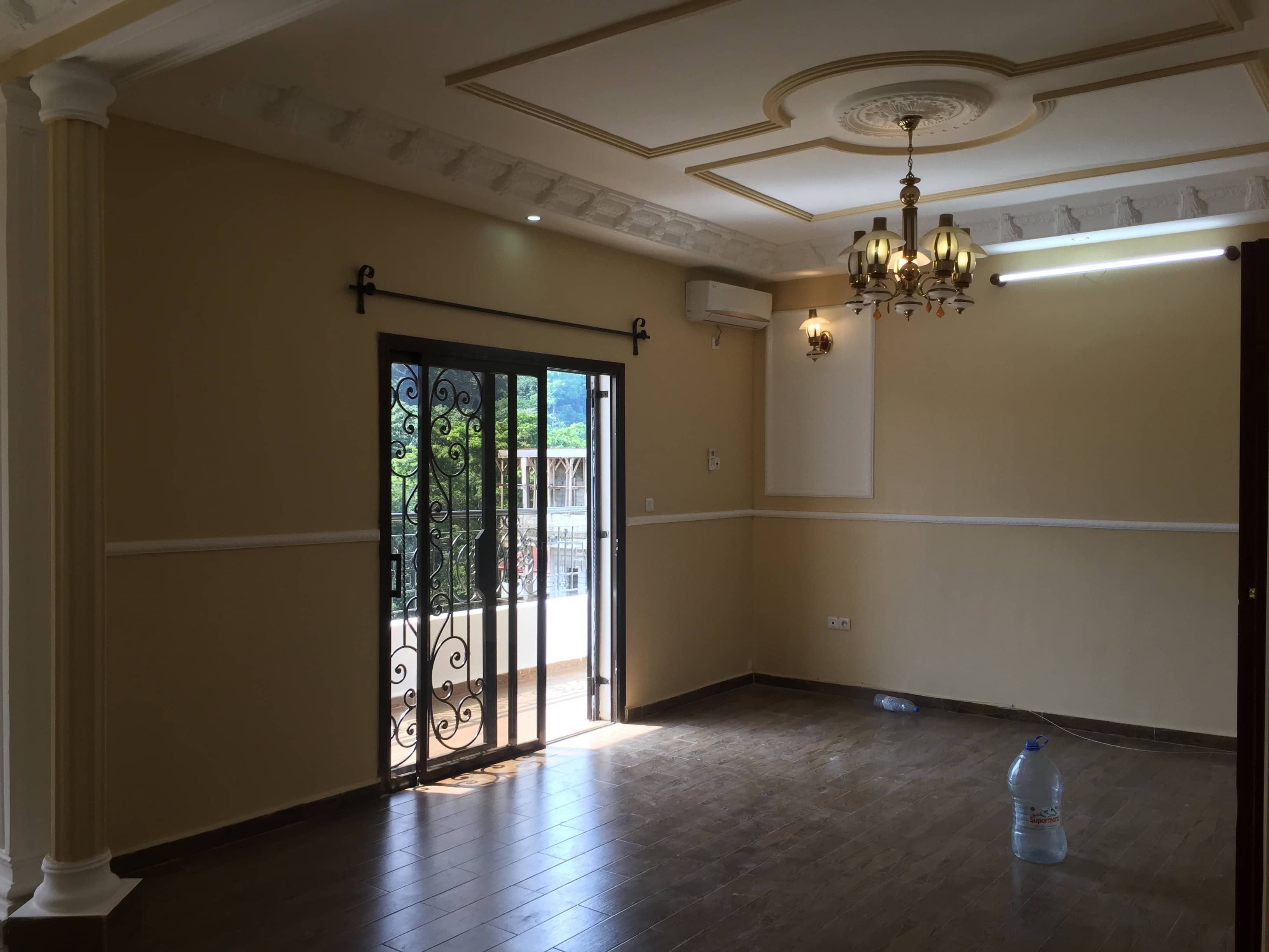 Appartement à louer - Yaoundé, Bastos, Bastos centre - 1 salon(s), 3 chambre(s), 3 salle(s) de bains - 700 000 FCFA / mois