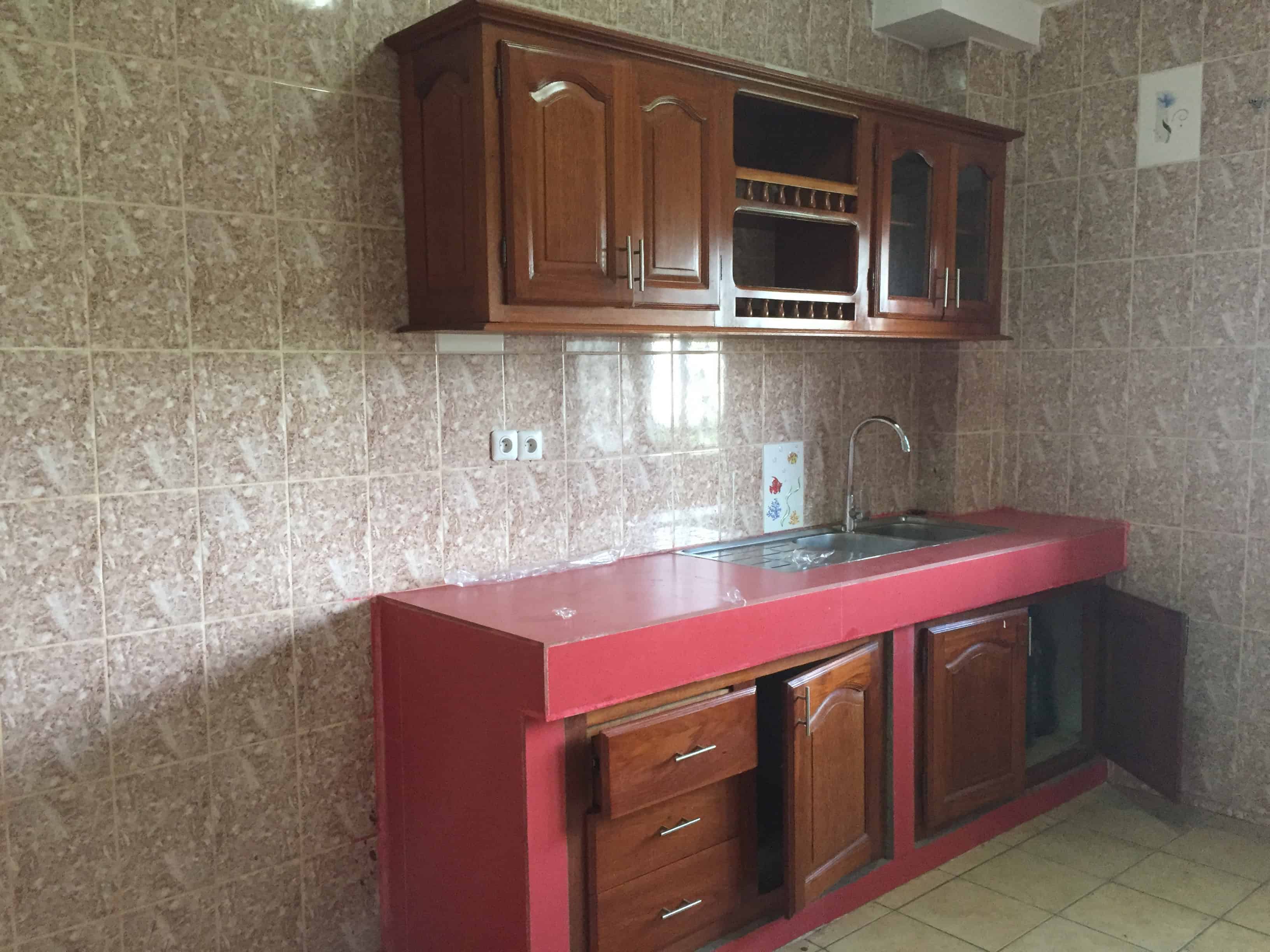 Appartement à louer - Yaoundé, Bastos, Bastos centre - 1 salon(s), 3 chambre(s), 3 salle(s) de bains - 700 000 FCFA / mois