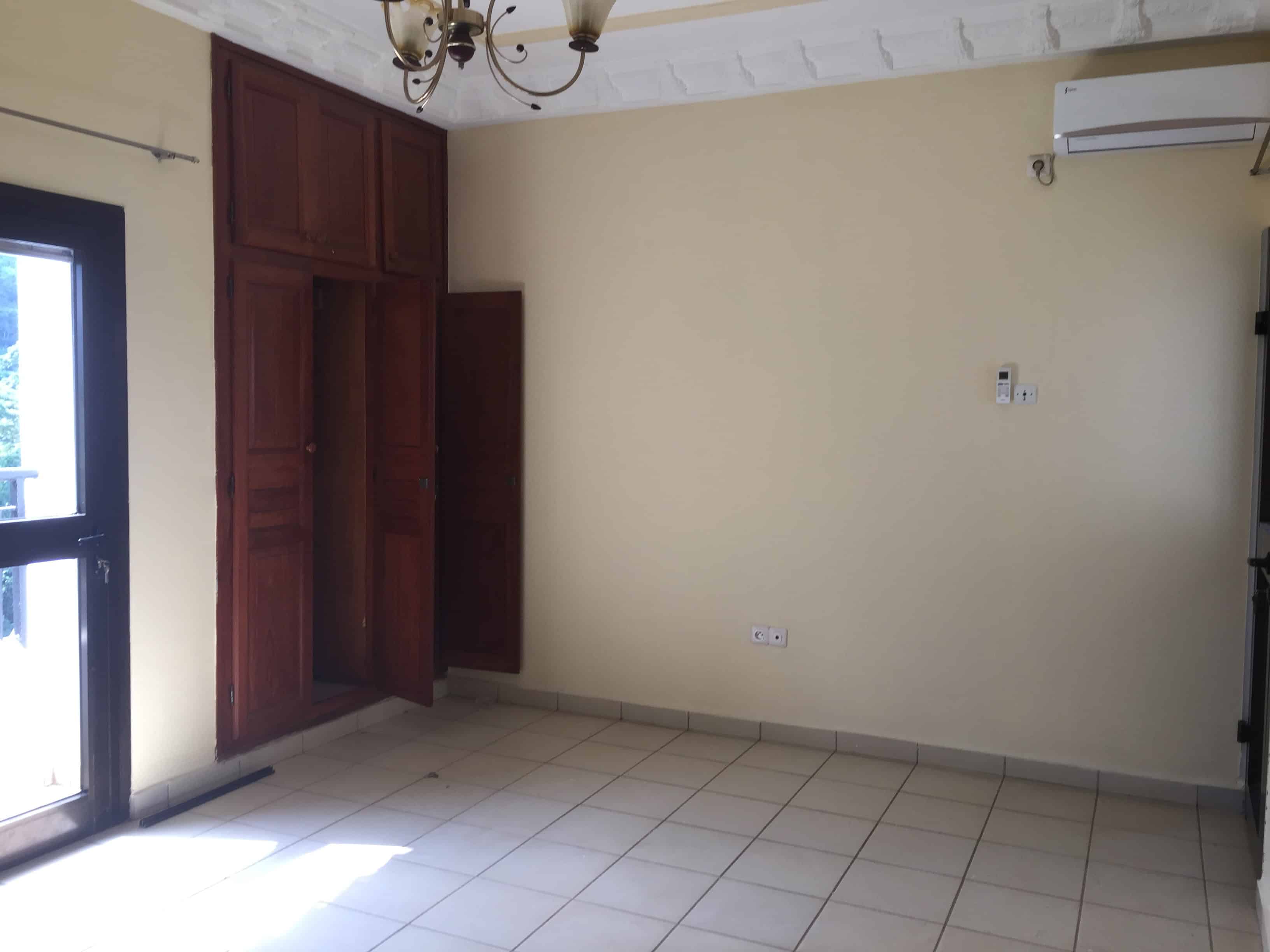Appartement à louer - Yaoundé, Bastos, Bastos centre - 1 salon(s), 3 chambre(s), 3 salle(s) de bains - 700 000 FCFA / mois