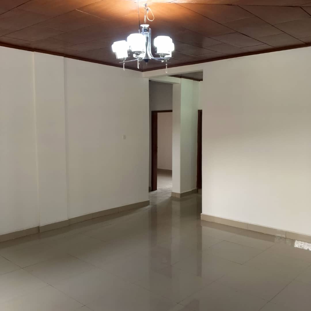 Appartement à louer - Yaoundé, Bastos, Bastos ( golf melimgui ) - 1 salon(s), 2 chambre(s), 2 salle(s) de bains - 250 000 FCFA / mois