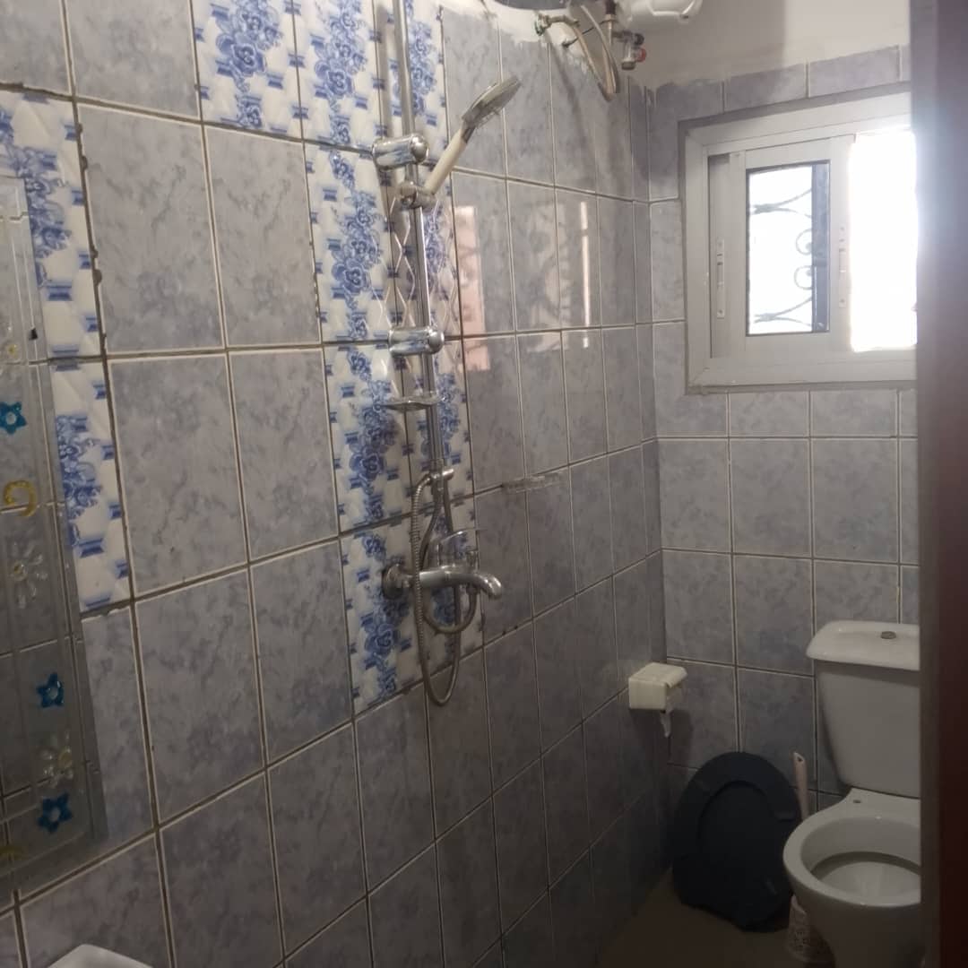 Appartement à louer - Yaoundé, Bastos, Bastos ( golf melimgui ) - 1 salon(s), 2 chambre(s), 2 salle(s) de bains - 250 000 FCFA / mois