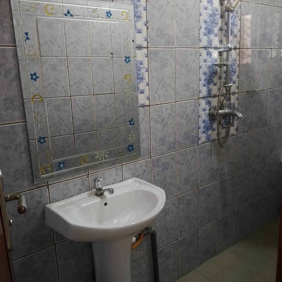 Appartement à louer - Yaoundé, Bastos, Bastos ( golf melimgui ) - 1 salon(s), 2 chambre(s), 2 salle(s) de bains - 250 000 FCFA / mois