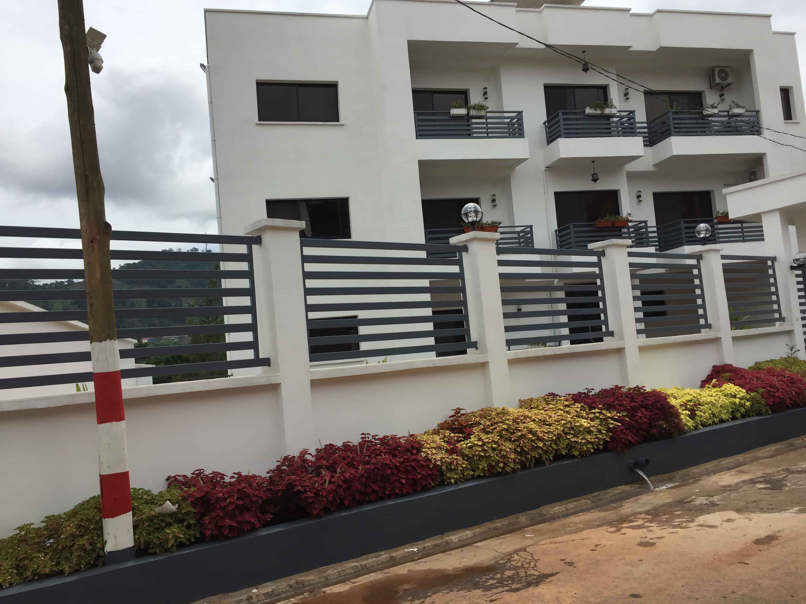 Appartement à louer - Yaoundé, Bastos, Bastos GOLF - 1 salon(s), 1 chambre(s), 2 salle(s) de bains - 500 000 FCFA / mois
