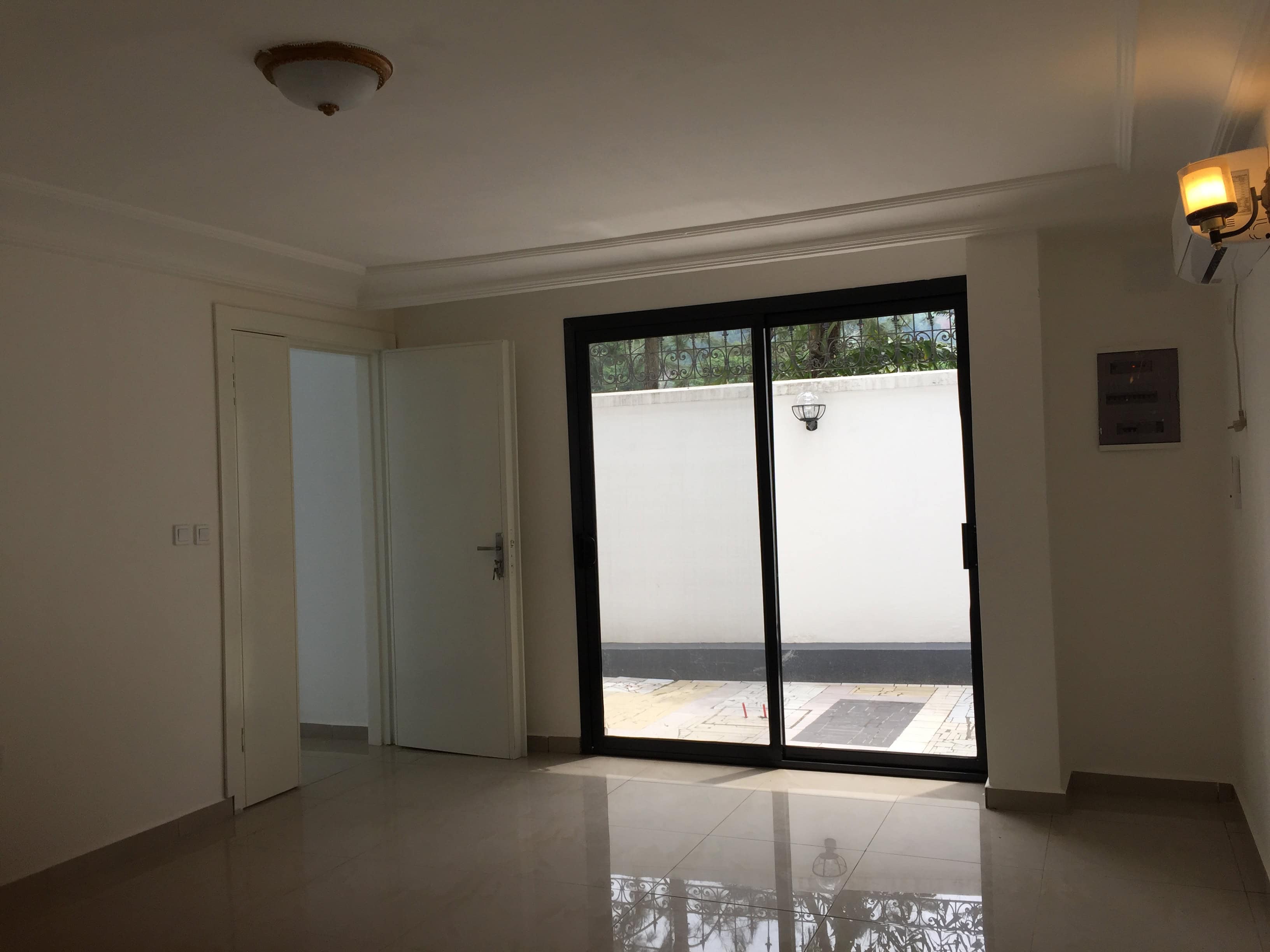 Apartment to rent - Yaoundé, Bastos, Bastos GOLF - 1 living room(s), 1 bedroom(s), 2 bathroom(s) - 500 000 FCFA / month
