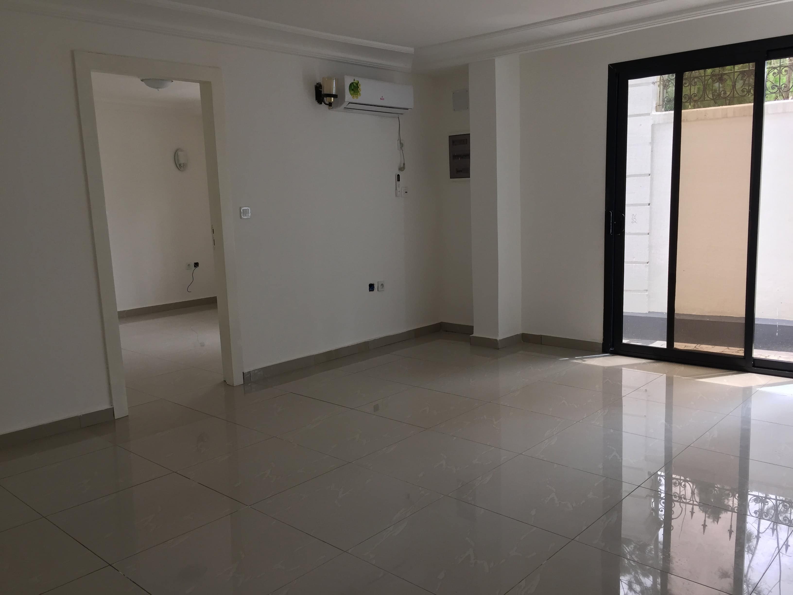Apartment to rent - Yaoundé, Bastos, Bastos GOLF - 1 living room(s), 1 bedroom(s), 2 bathroom(s) - 500 000 FCFA / month