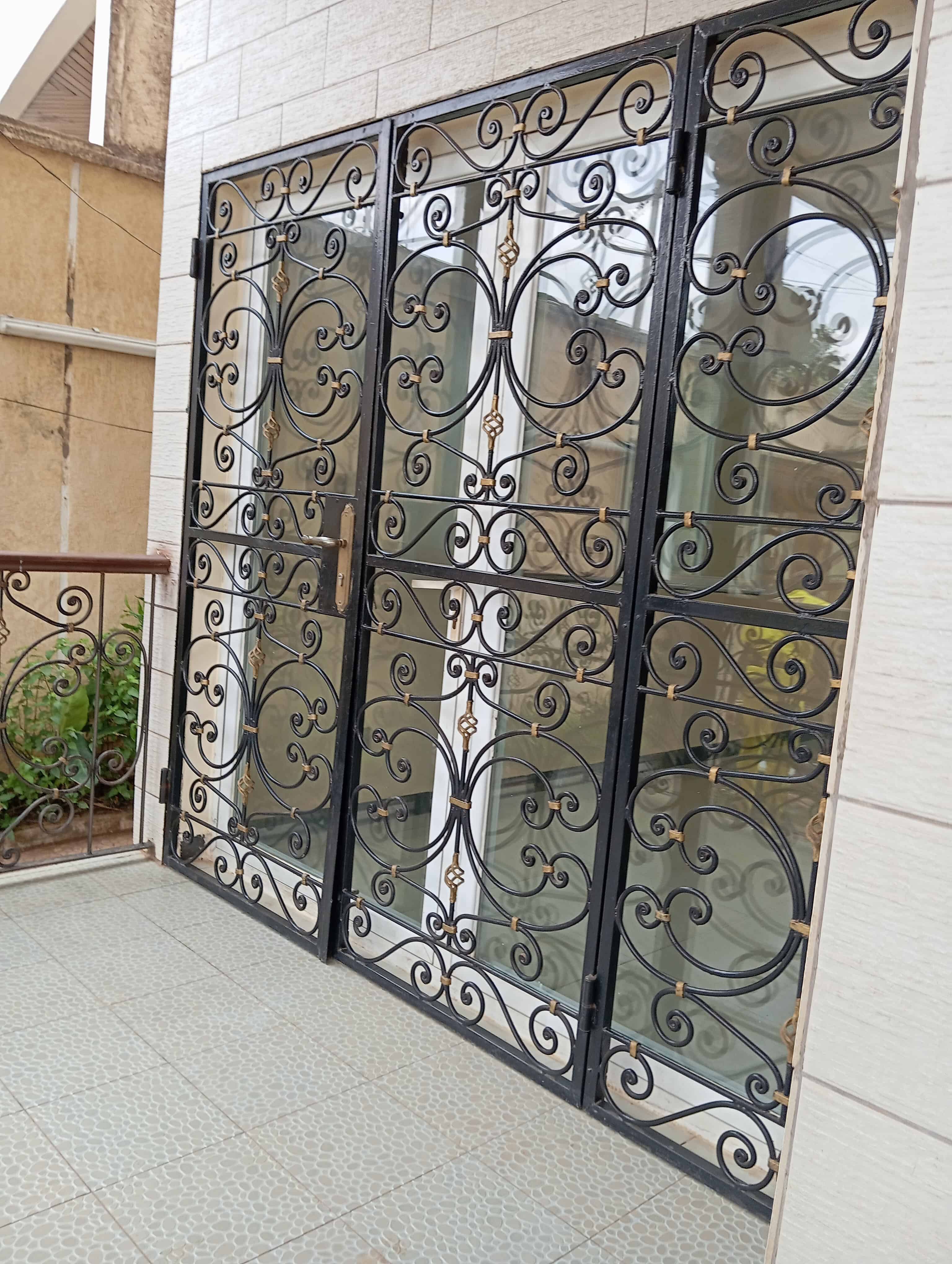 Appartement à louer - Yaoundé, Bastos, Bastos GOLF - 1 salon(s), 2 chambre(s), 3 salle(s) de bains - 500 000 FCFA / mois