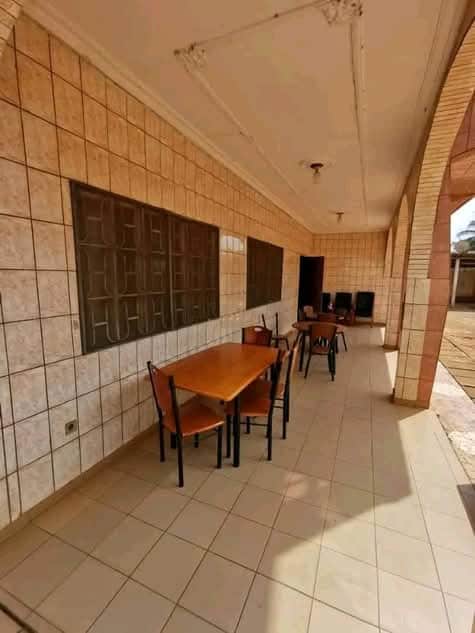 Maison (Triplex) à louer - Yaoundé, Mfandena, Omnisport - 3 salon(s), 6 chambre(s), 8 salle(s) de bains - 800 000 FCFA / mois
