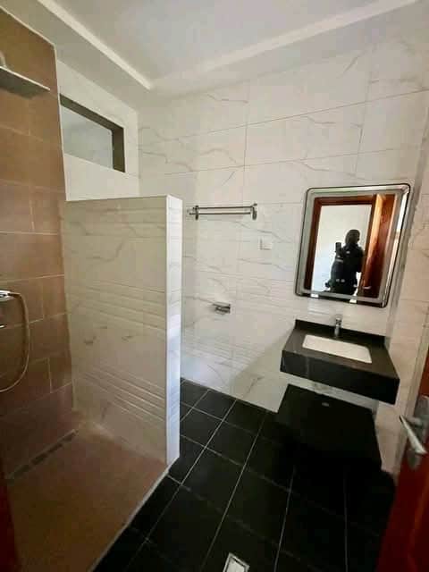 Apartment to rent - Yaoundé, Mfandena, Omnisport - 1 living room(s), 2 bedroom(s), 3 bathroom(s) - 500 000 FCFA / month