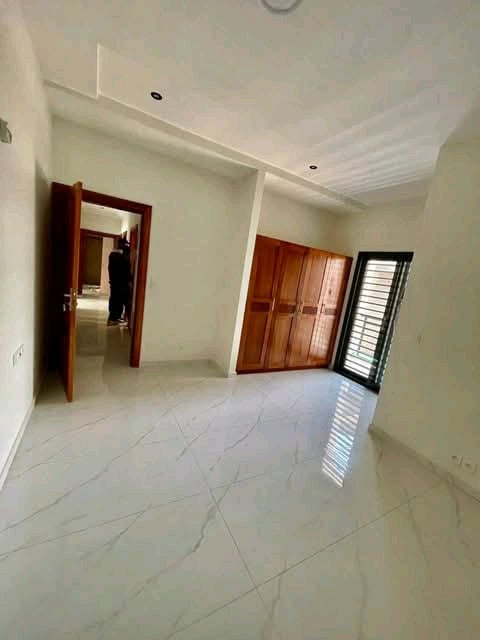 Apartment to rent - Yaoundé, Mfandena, Omnisport - 1 living room(s), 2 bedroom(s), 3 bathroom(s) - 500 000 FCFA / month