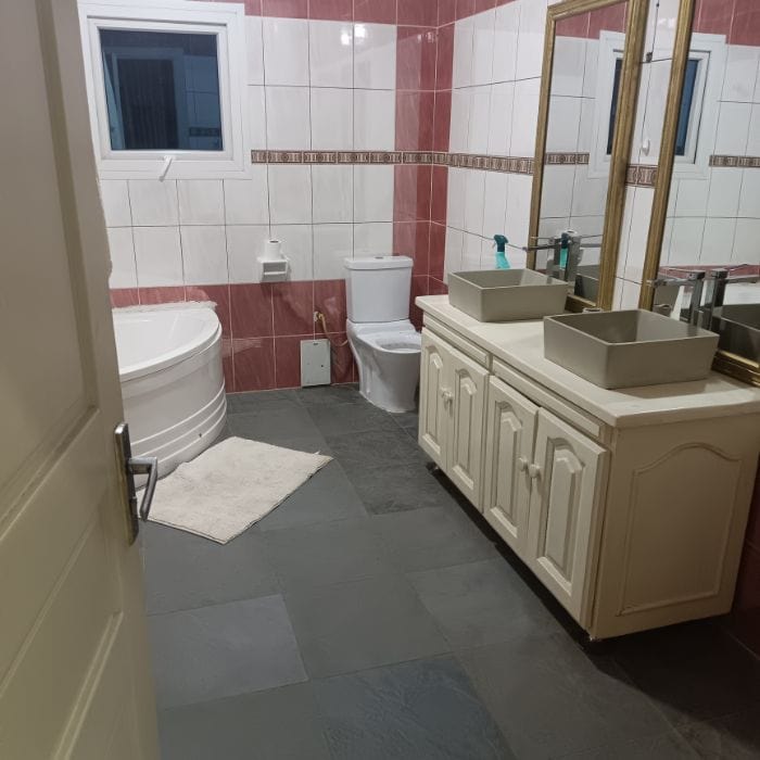 Appartement à louer - Yaoundé, Bastos, Golf - 1 salon(s), 3 chambre(s), 3 salle(s) de bains - 1 800 000 FCFA / mois