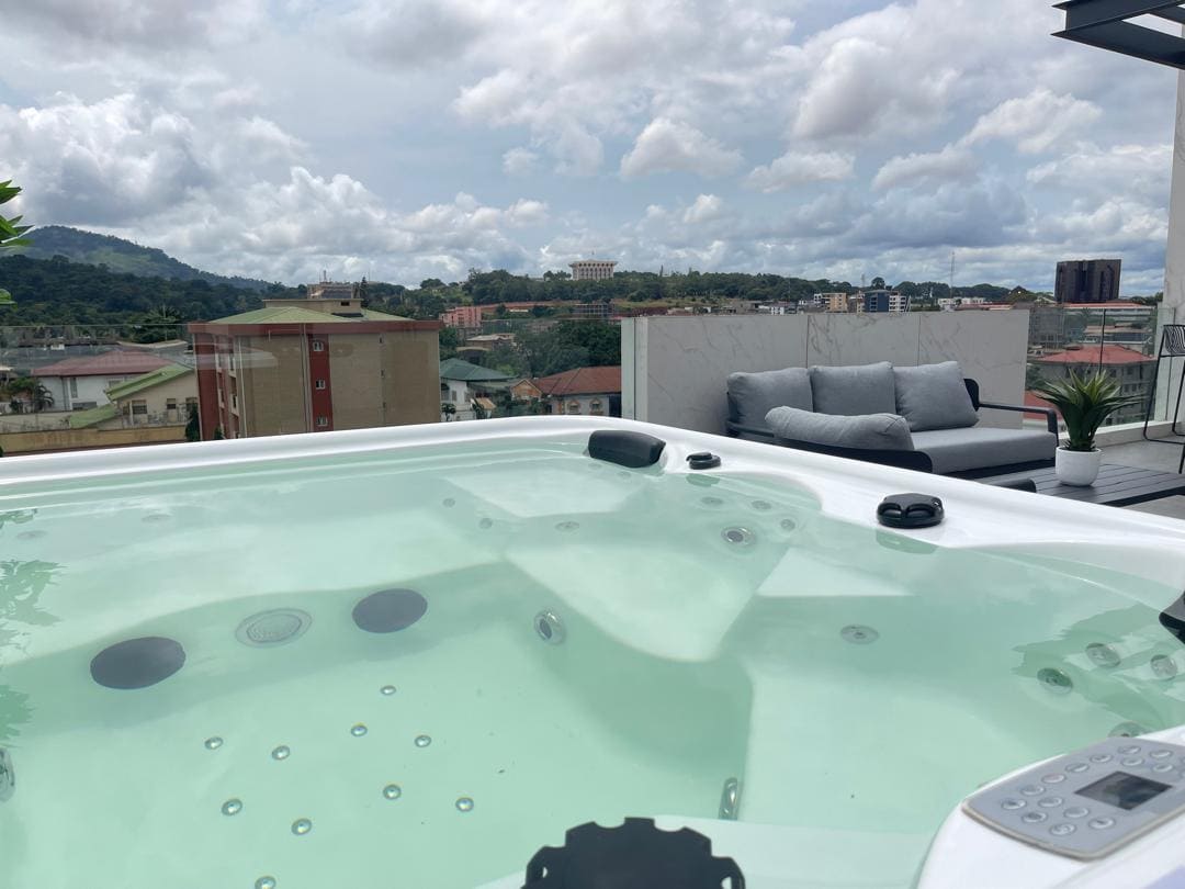 Apartment to rent - Yaoundé, Bastos, Bastos - 1 living room(s), 2 bedroom(s), 3 bathroom(s) - 2 500 000 FCFA / month