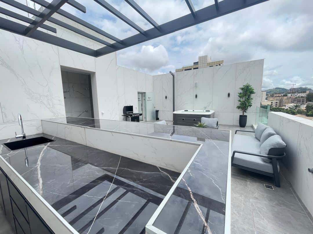 Appartement à louer - Yaoundé, Bastos, Bastos - 1 salon(s), 2 chambre(s), 3 salle(s) de bains - 2 500 000 FCFA / mois
