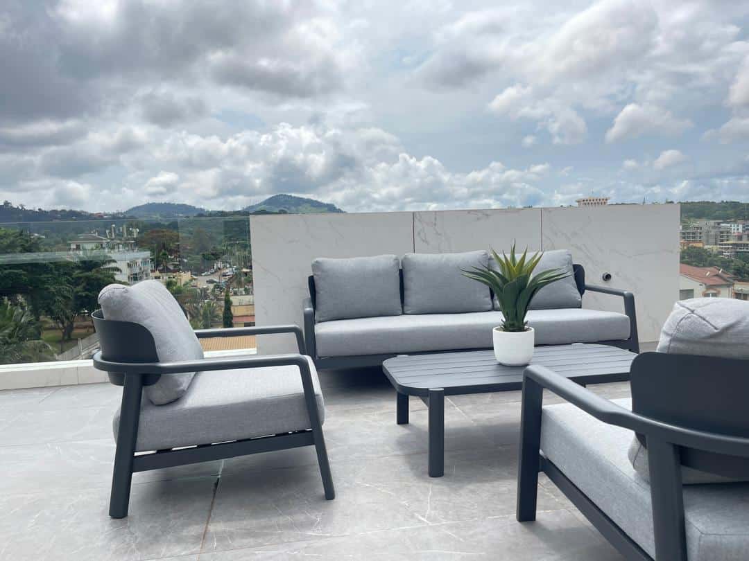 Appartement à louer - Yaoundé, Bastos, Bastos - 1 salon(s), 2 chambre(s), 3 salle(s) de bains - 2 500 000 FCFA / mois