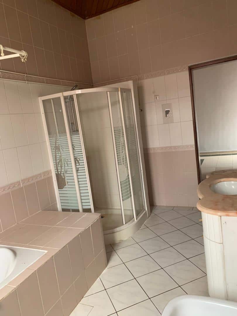 House (Duplex) to rent - Yaoundé, Bastos, GOLF - 2 living room(s), 1 bedroom(s), 4 bathroom(s) - 2 000 000 FCFA / month